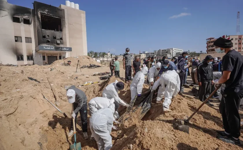 Valas comuns com 300 corpos são encontradas em hospital de Gaza e ONU exige investigação