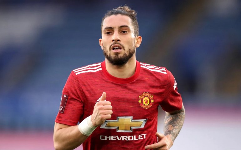 Sevilla oficializa o lateral brasileiro Alex Telles: ‘Honrado com a oportunidade’