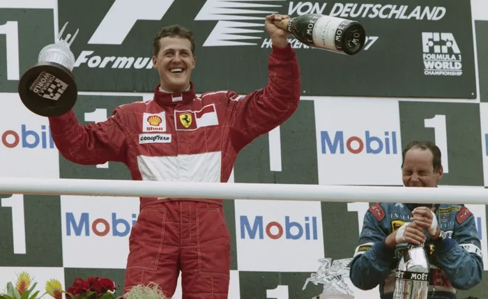 Michael Schumacher no pódio com o vencedor da corrida