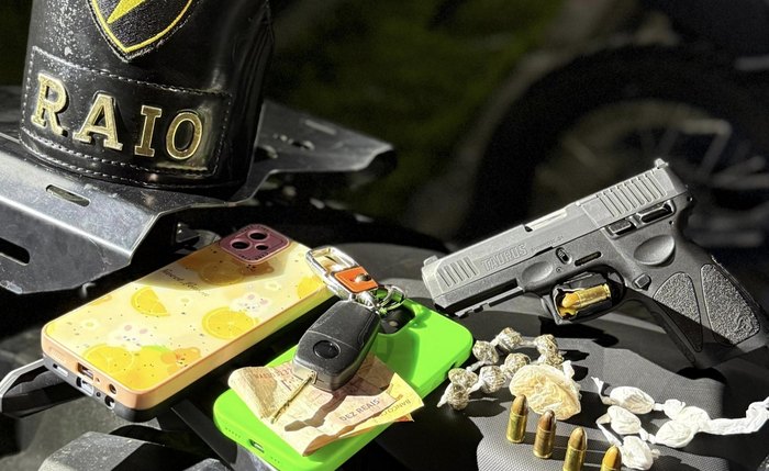 Durante a busca, foram encontradas novas porções de crack e uma pistola calibre 9 mm Durante a busca, foram encontradas novas porções de crack e uma pistola calibre 9 mm