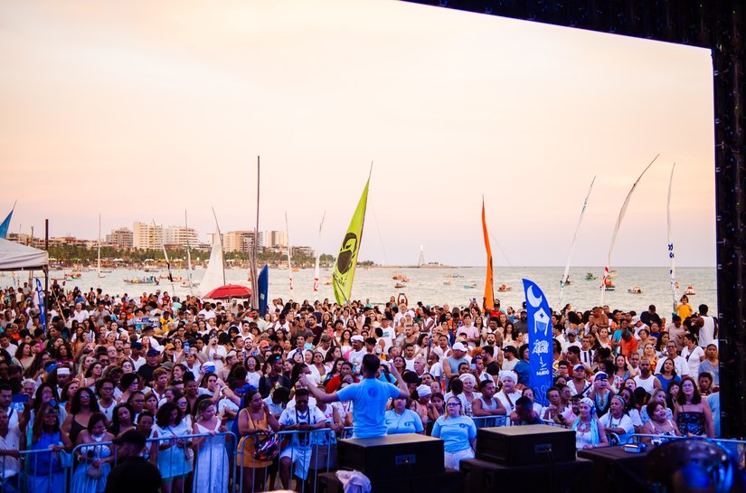 Festa das Águas reúne multidão na orla de Pajuçara em celebração à fé, cultura e ancestralidade