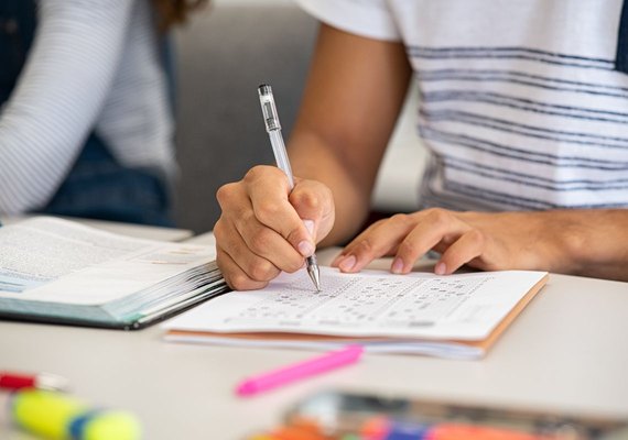 Juiz determina que aluno de supletivo aprovado em Medicina pode seguir em vestibular