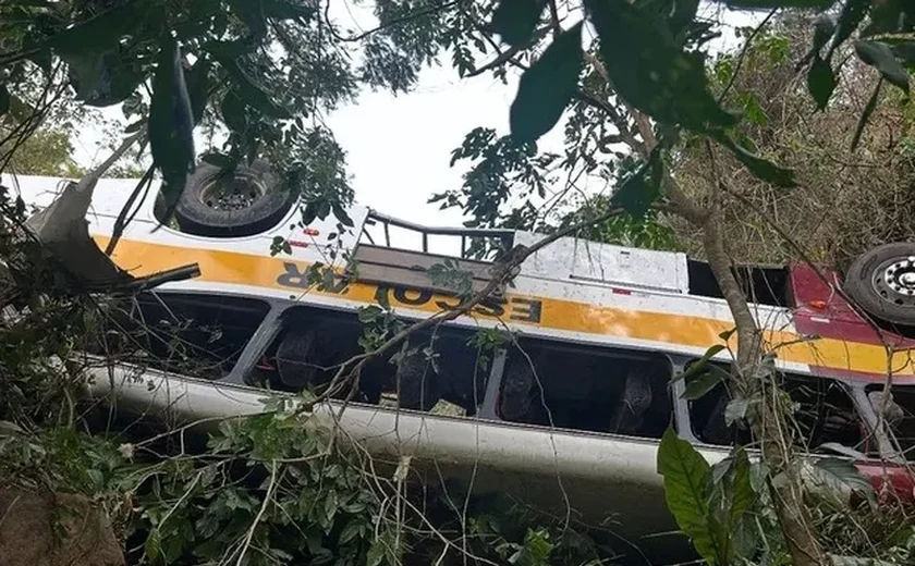 Ônibus cai em ribanceira e deixa 17 mortos e quase 30 feridos na Serra da Barriga, Alagoas