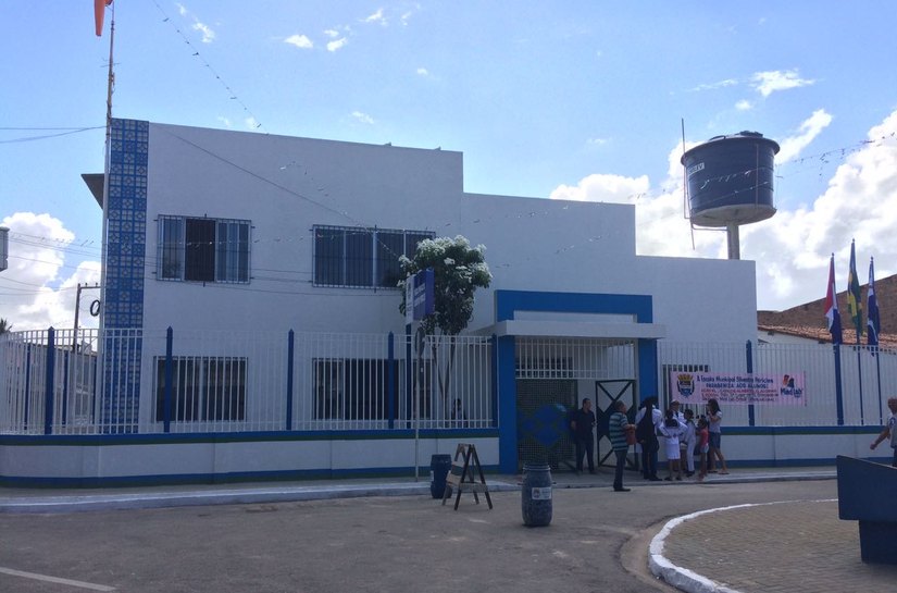 Prefeito Rui Palmeira entrega escola reconstruída à população do Pontal