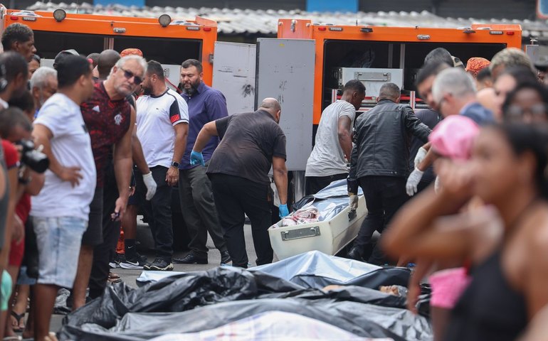 Parentes procuram por corpos nas áreas de mata dos complexos do Alemão e Penha