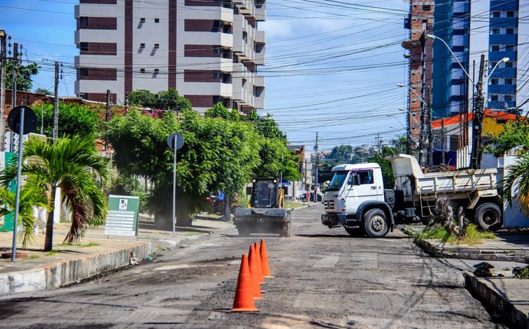 Prefeitura inicia recapeamento em ruas da Jatiúca