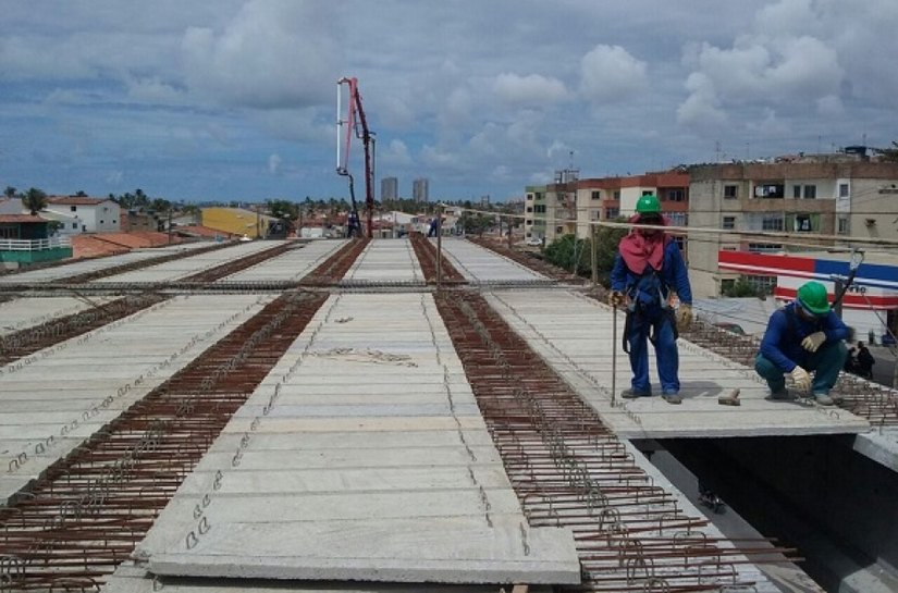 Setrand conclui instalação da pré-laje do viaduto de Jacarecica