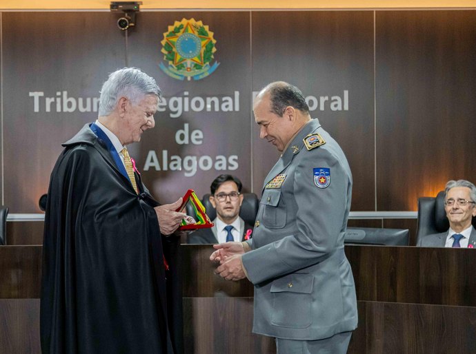 Comandante-geral da PM recebe Comenda do Mérito Eleitoral do TRE/AL