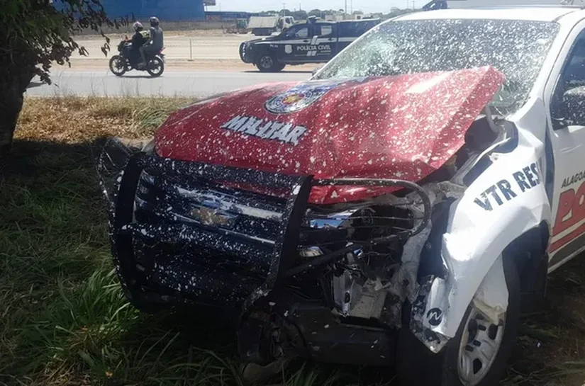 PMs ficam feridos após colisão com reboque na contramão na BR-104 em AL