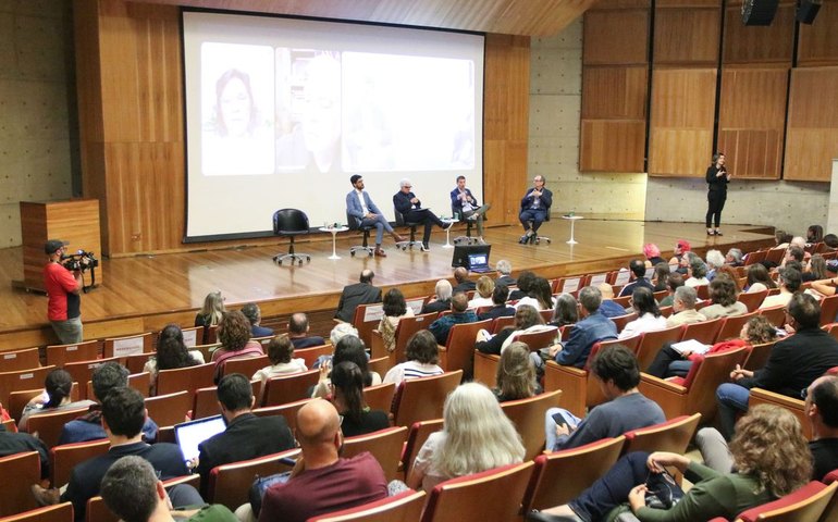 Dirigentes de emissoras públicas alertam para cuidados com fake news