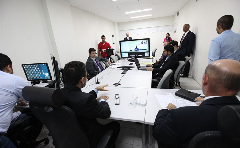 Justiça alagoana realiza 1ª audiência por videoconferência com preso