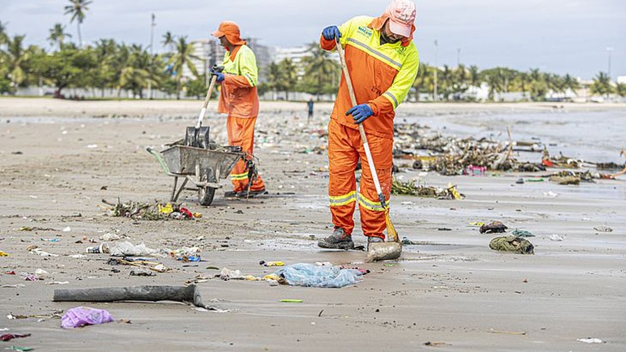 Mais de 3,4 mil toneladas de lixo são recolhidas nas praias desde janeiro