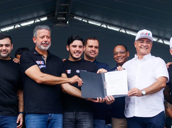Ao lado de Arthur Lira, deputado Fernando Pereira destaca união de forças na assinatura da ordem de serviço para reforma do Mercado Público de São Miguel dos Campos