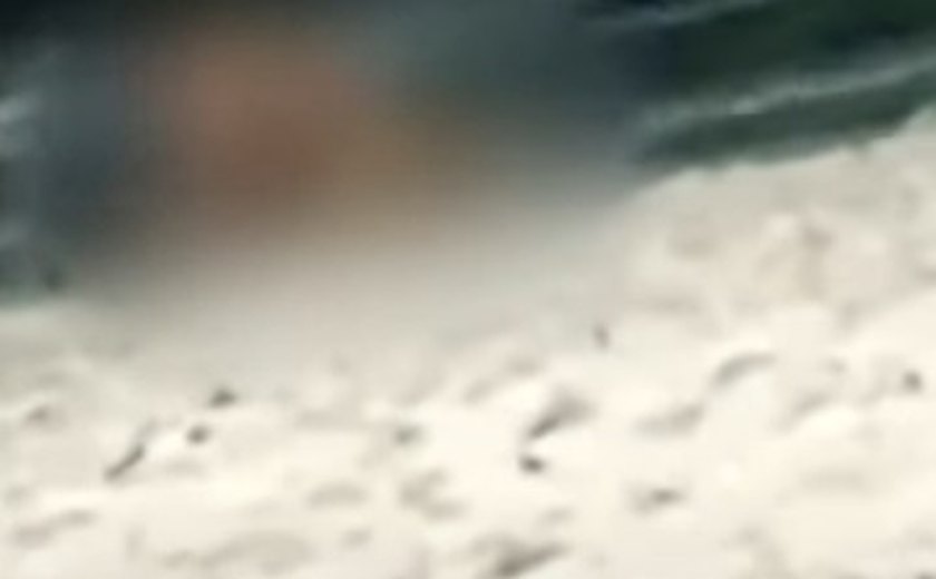 Segundo a Polícia Civil, homem flagrado fazendo sexo na praia de Ponta Verde é policial judiciário do Ceará
