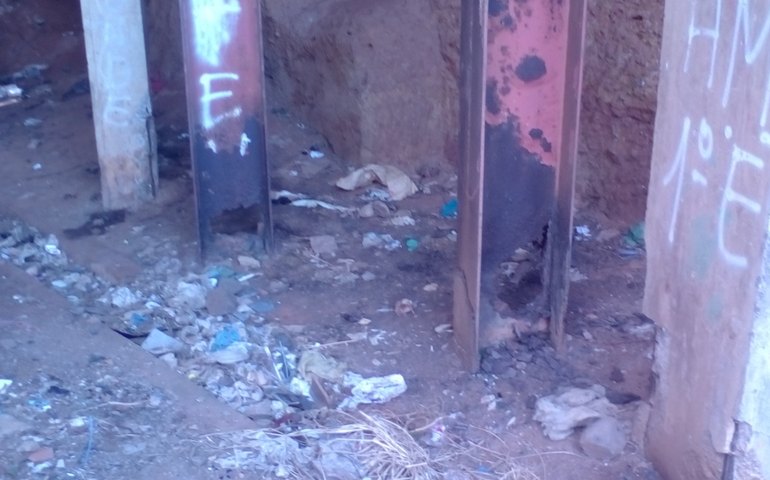 Pilar oxidado na &#8220;Passarela dos Estudantes&#8221; pode causar desabamento