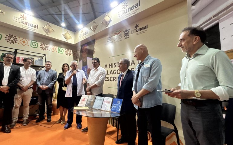 Homenagem a Douglas Apratto marca abertura da Bienal do Livro 2025 no estande da Eduneal