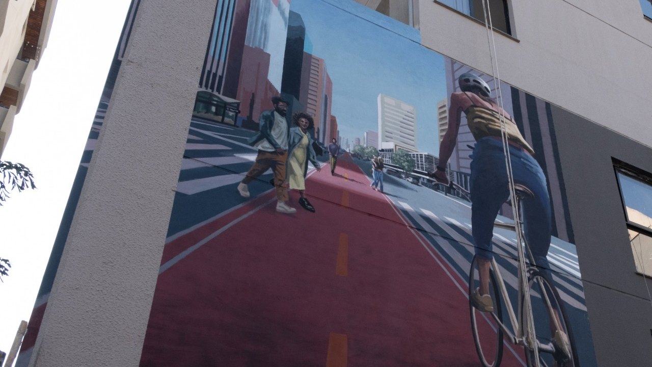 Mural do artista Apolo Torres colore novo empreendimento em Pinheiros