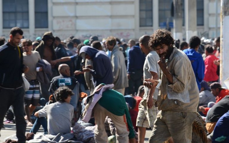 SP cerca praças e dispersa viciados, mas Cracolândia continua sob tensão