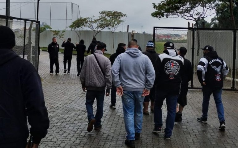 Gaviões da Fiel vai ao CT e cobra dos principis jogadores melhor desempenho do Corinthians