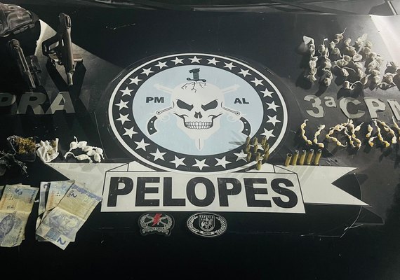PM apreende duas armas, simulacro e mais de dois quilos de drogas em Arapiraca e Atalaia