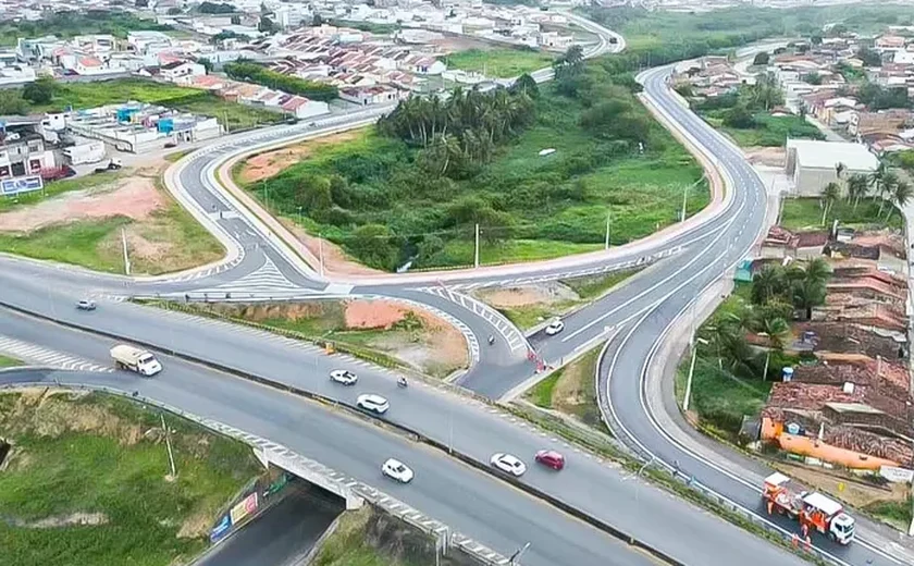 Obra da Marginal do Piauí recebe moderna sinalização termoplástica em Arapiraca