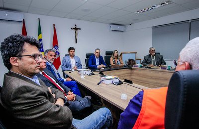 Prefeito apresenta ao MP ações executadas no bairro Pinheiro