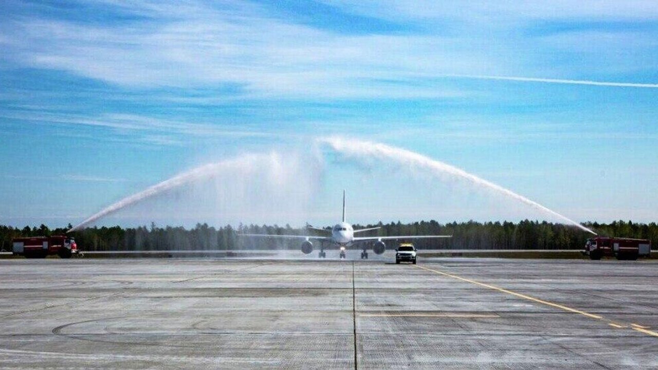Aeronave da corporação russa Roscosmos é recebida com arcos de água no 1º voo para aeroporto do Cosmódromo de Vostochny