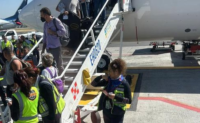 Após três horas de atraso para decolagem, homem sobe em asa de avião e é preso, no México