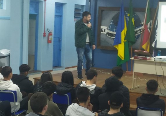 Vigilância Ambiental realiza palestras na escola Caramuru