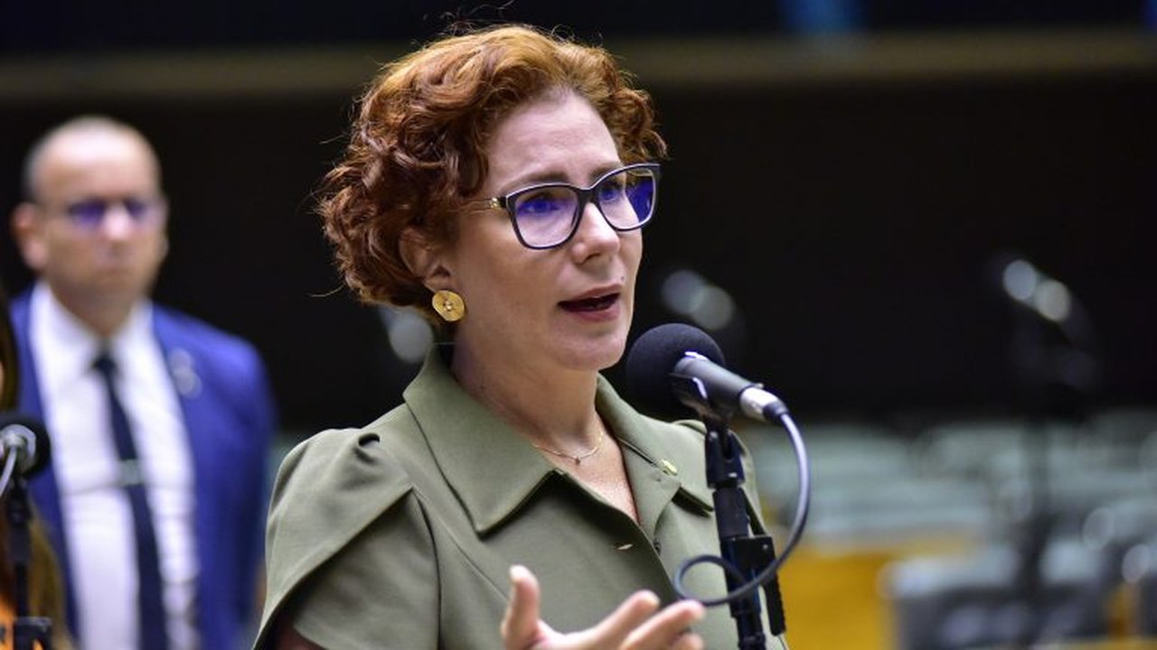 Moraes determina início dos trâmites para extradição de Carla Zambelli