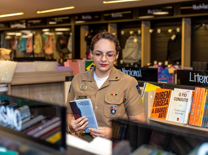 Militar alagoana usa o amor pelos livros para construir uma rede de incentivo à leitura