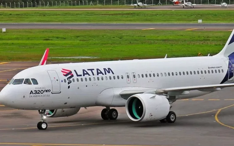 'WSJ': esbarrão de comissária em assento do piloto pode ter causado mergulho em voo da Latam
