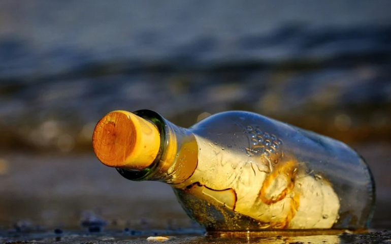 Pintor descobre garrafa com mensagem de 122 anos, selada com betume e escondida em parede