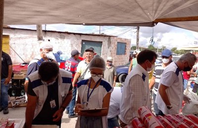 Vigilância Sanitária fiscaliza feira no Benedito Bentes e apreende 200 kg de alimentos impróprios