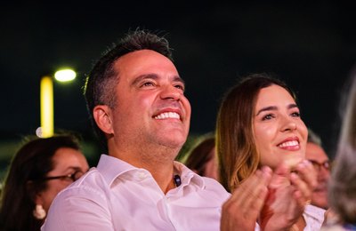 Governador e primeira-dama prestigiam espetáculo “Mulheres em Cena: Entre Flores e Delicadezas”