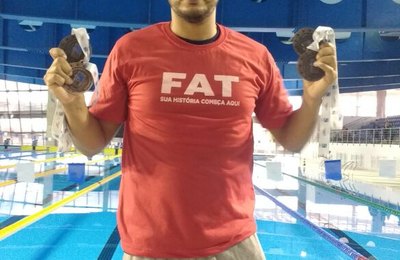 Atleta FAT conquista três medalhas de ouro na abertura do Campeonato Alagoano de Natação 2018 