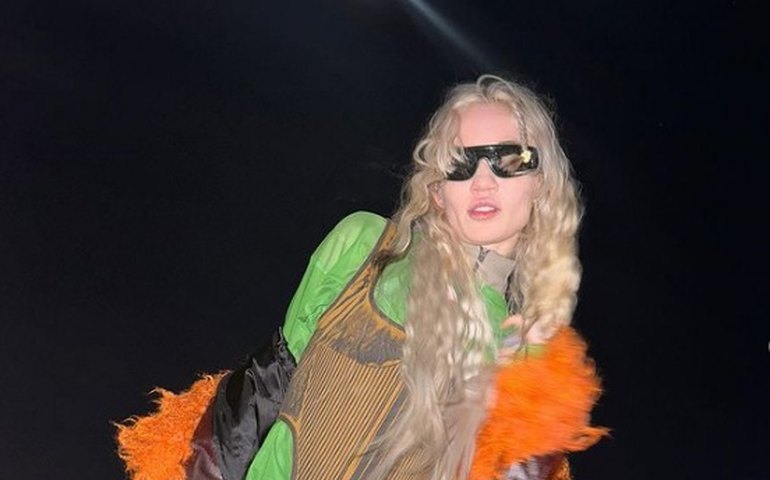 Grimes pede desculpas por DJ set considerado pelas redes sociais ‘o pior da história do Coachella’