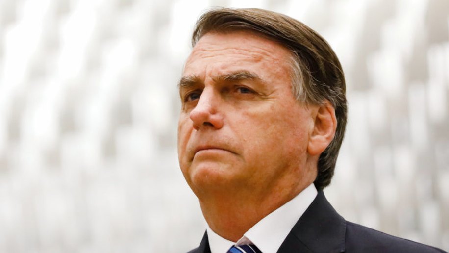 Além de queda, coice
