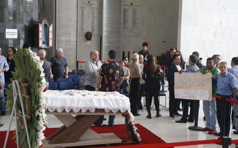 Fãs e familiares dão adeus ao cantor Agnaldo Rayol