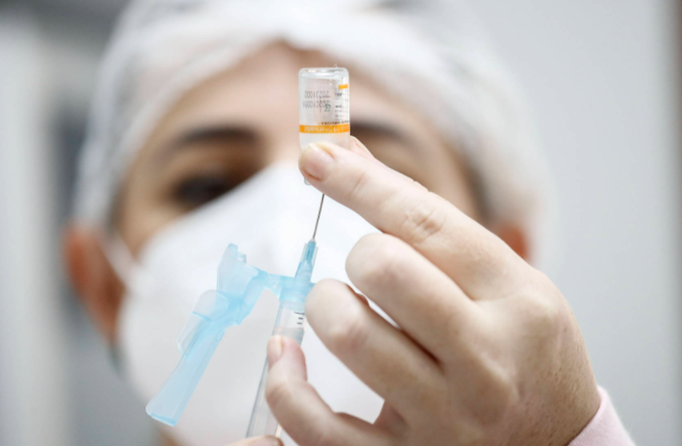Laranjeiras vacina pessoas com mais de 20 anos contra a Covid-19