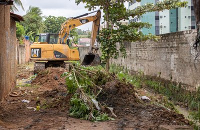 Sudes realiza limpeza de canais para facilitar escoamento de águas pluviais