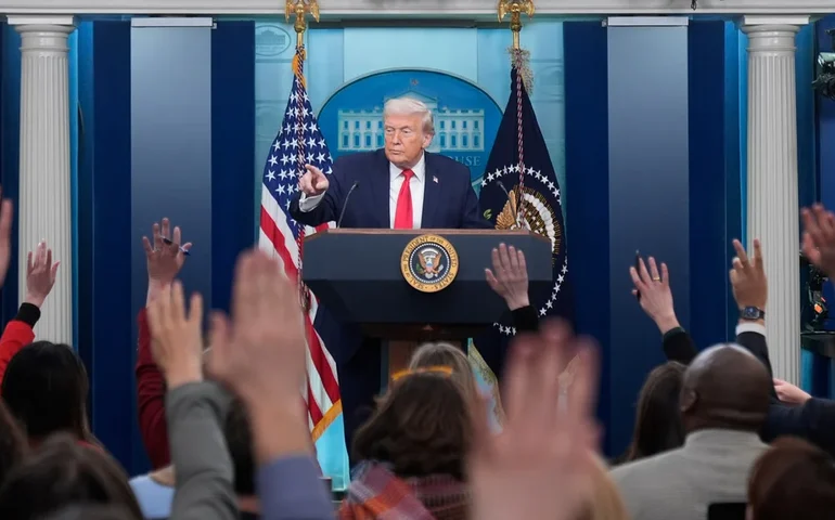 Trump recapitula seu primeiro ano de volta ao cargo com comentários sinuosos, lançamentos de papel e impressões