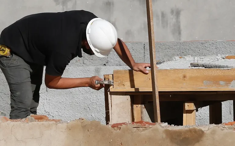 Mercado de trabalho segue forte e com absorção intensa de mão de obra, avalia IBGE