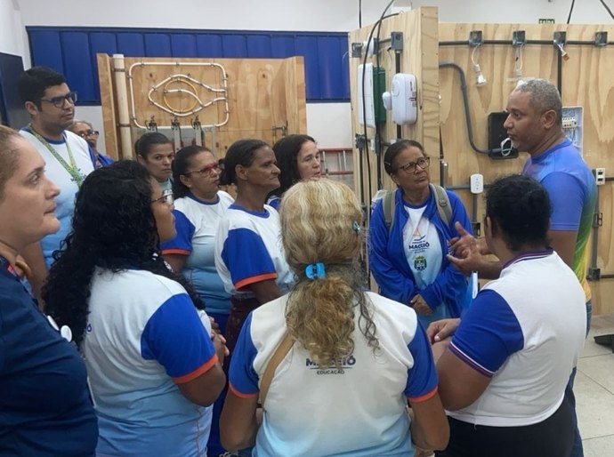 Alunos da EJAI em Maceió conhecem rotina de cursos de profissionalização