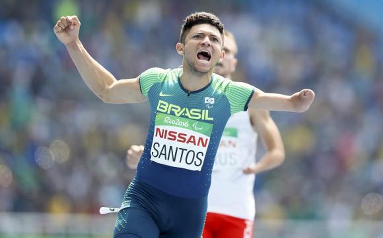 Brasileiro quebra recorde mundial e ganha ouro na final dos 100 metros rasos