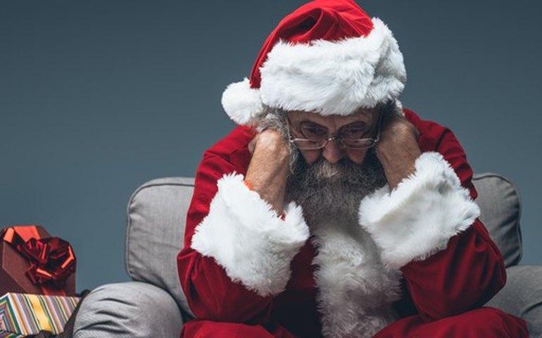 Papai Noel se adapta para manter o distanciamento social neste ano