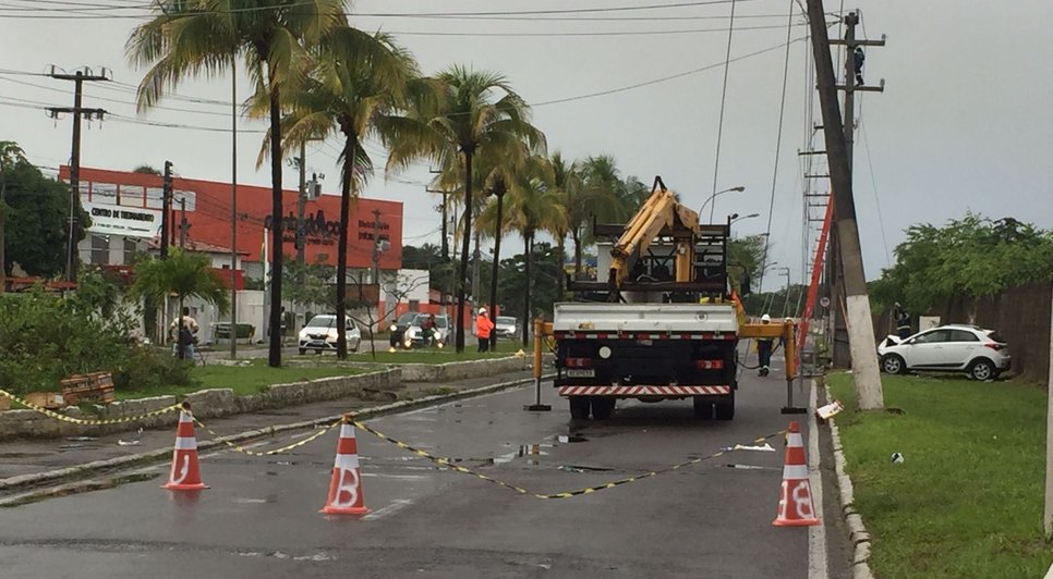 Após acidente, energia é interrompida e trânsito fica parcialmente interditado em Aracaju / Foto: Foto: Aline Aragão/TV Atalaia
