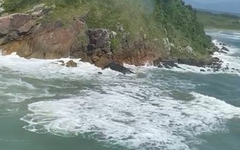 Corpo de passista da Mangueira levado por enxurrada é achado em rio por bombeiros