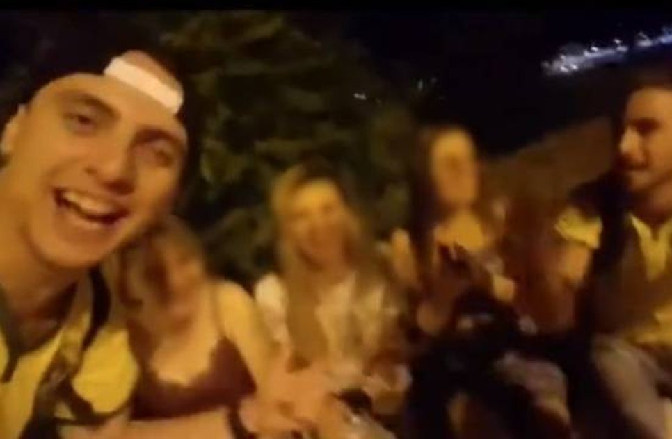 videos ridicularizam estrangeiras