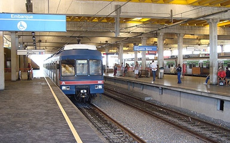 Metroviários seguem com greve na região metropolitana do Recife